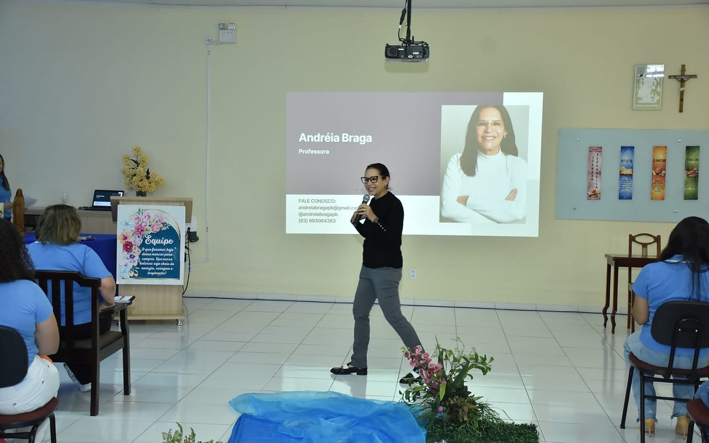 Andréia Braga palestrando no Colégio Nossa Senhora de Lourdes