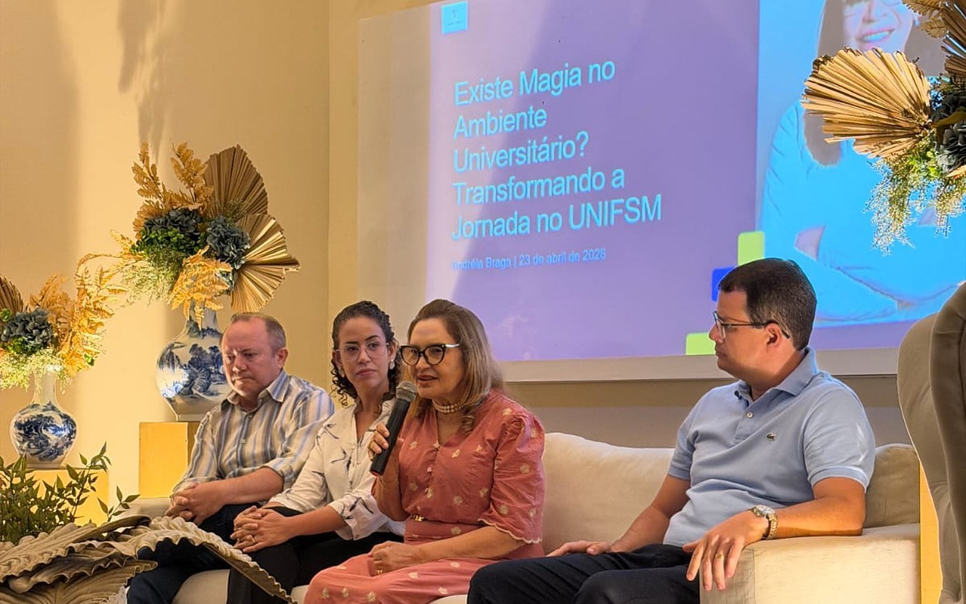 Andréia Braga em roda de conversa com a coordenação do UNIFSM
