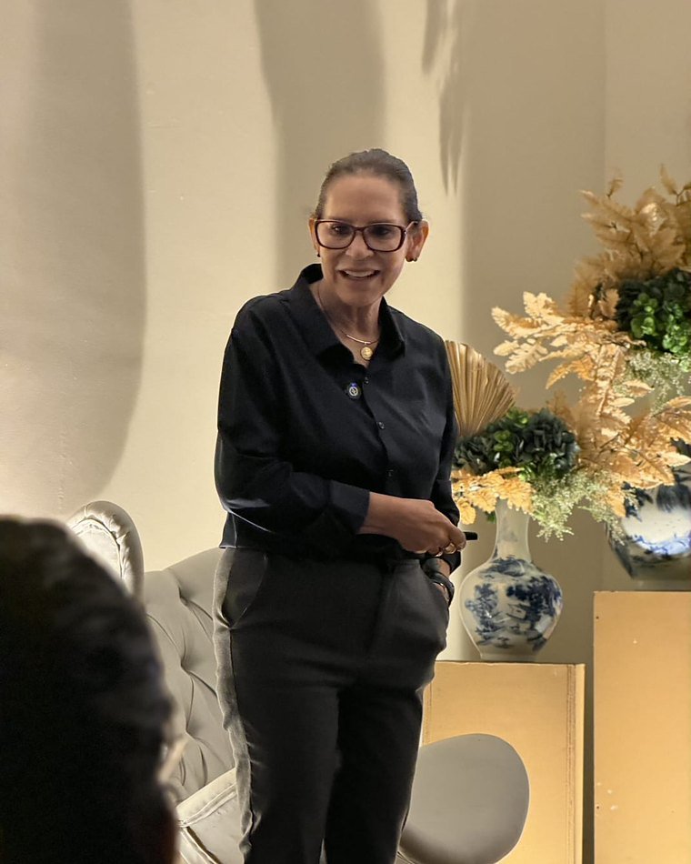 Andréia Braga sorrindo durante a palestra Existe Magia no Ambiente Universitário